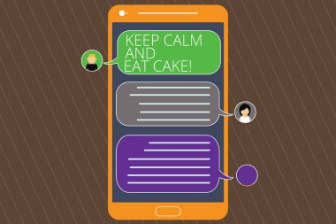 Tutmak sakin ve yemek pasta gösterilen metin işareti. Kavramsal Relax fotoğraf ve bir tatlı gıda tatlı sohbet başkanları ve boş renk konuşma balonları ile cep Messenger ekranı yemekten zevk.