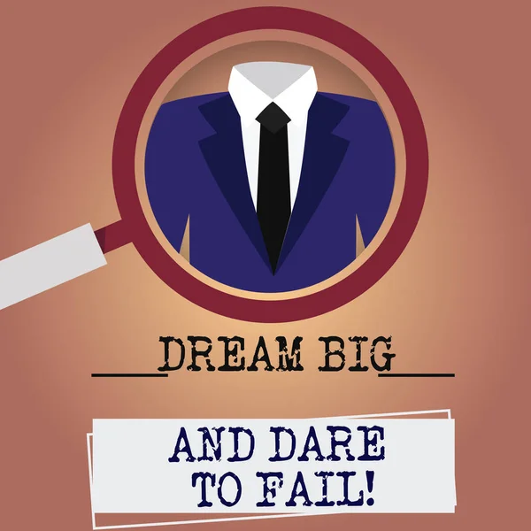 Schrijven van notitie weergegeven: Dream Big en Dare To Fail. Magnifying Glass uitbreiding een smoking en Label Label onder fouten zakelijke foto presentatie van motivatie inspiratie bereiden om. — Stockfoto