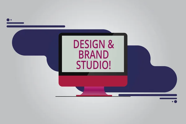 Szöveg jel mutatja a Design és a márka stúdió. Fogalmi fénykép Modern tervezés hely szakmai irodában csatlakoztatott számítógép üres Reflected képernyőn absztrakt háttér. — Stock Fotó
