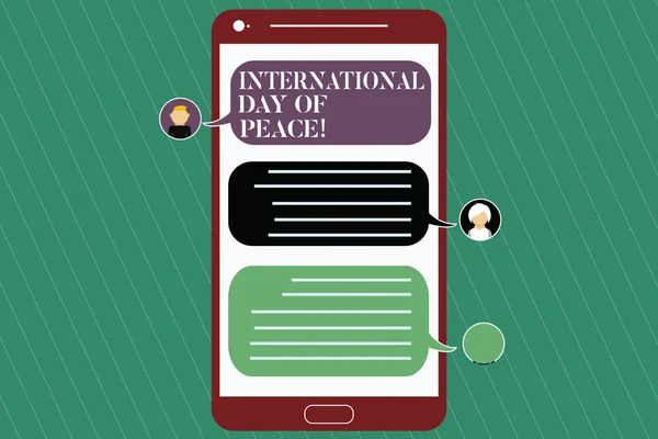 Uwaga: pisanie Wyświetlono Międzynarodowy Dzień pokoju. Zdjęcie firm wystawiających na całym świecie obchody spokojnej nadzieję wolności Mobile Messenger ekranu z czat głowy i puste kolor dymki. — Zdjęcie stockowe