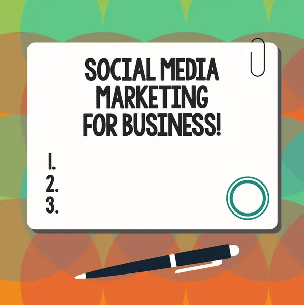 Conceptuele hand schrijven sociale Media Marketing For Business tonen. Zakelijke foto presentatie van reclame optimalisatie strategie Square kleur bord met magneet Klik op balpen en Clip. — Stockfoto