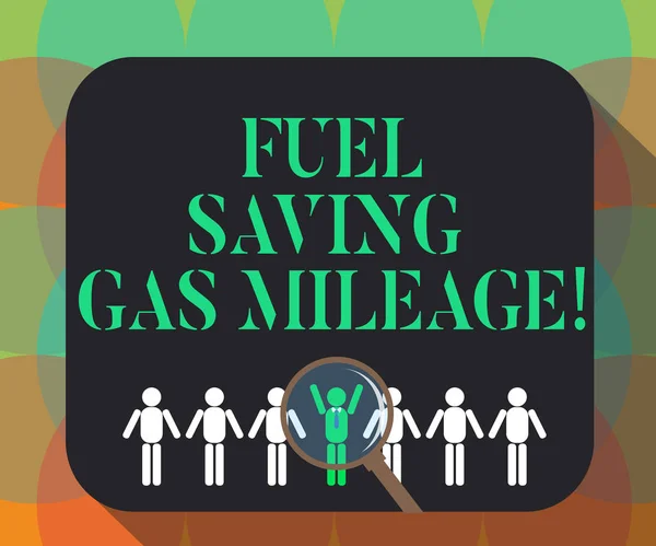 Texto de escritura de palabras Ahorro de combustible Kilometraje de gas. Concepto de negocio para gastar menos dinero en gastos de vehículos Ahorro de gas Lupa sobre el hombre elegido Figura entre los maniquíes de análisis de Hu . —  Fotos de Stock