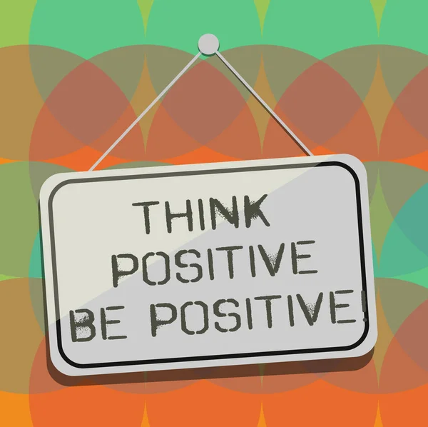 Scrittura di parole di testo Pensa positivo Sii positivo. Business concept per avere sempre atteggiamento motivazionale positivismo Bianco appeso colore porta finestra segnaletica con stringa di riflessione e Tack . — Foto Stock