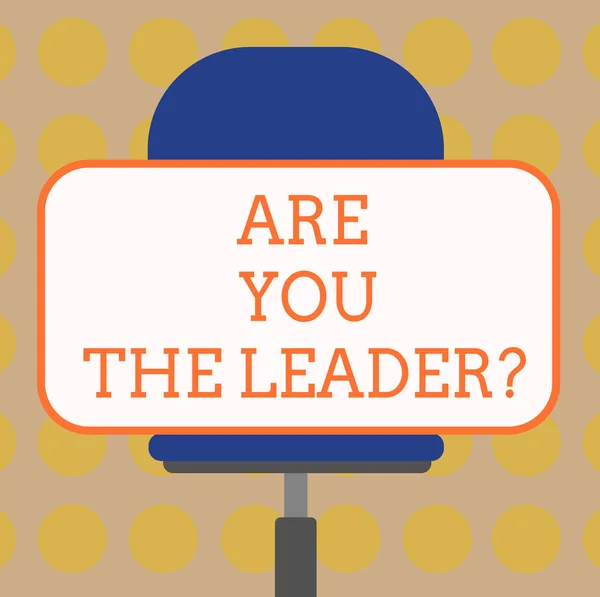 Текст для написания слов - это вопрос лидерства. Бизнес-концепция лидерства, демонстрирующая заботу о компании Blank Rectangular Shape Sticker Sitting Horizontally на поворотном стуле . — стоковое фото