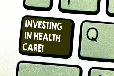 Sağlık bakım yatırım gösterilen metin işareti. Kavramsal fotoğraf yapmak yatırımları refah tıbbi sigorta klavye tuşuna basarak tuş takımı fikir bilgisayar ileti oluşturmak için niyet.