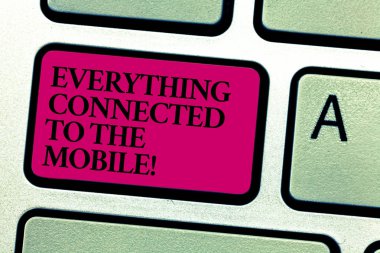 Word metin her şeyi bağlı mobil yazma. İş kavramı tüm aygıt klavye tuşuna basarak tuş takımı fikir bilgisayar ileti oluşturmak için niyet içinde Online iletişim için.