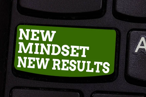 Escrevendo nota mostrando New Mindset New Results. Foto de negócios mostrando Aberto para Oportunidades Sem Limites Pense na tecla de teclado maior Intenção de criar mensagem de computador pressionando a ideia do teclado . — Fotografia de Stock