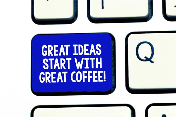 Escritura manual conceptual que muestra grandes ideas comienzan con un gran café. Exhibición de fotos de negocios Tenga una bebida caliente para inspirarse Keyboard Intention para crear una idea de teclado de mensaje de computadora . — Foto de Stock