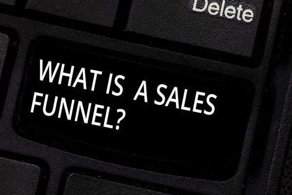 Текст почерка What Is A Sales Funnel. Концепция означает Разработать маркетинговый метод продажи рекламы Клавиатурная клавиша Намерение создать компьютерные сообщения нажатием клавиатуры идея . — стоковое фото