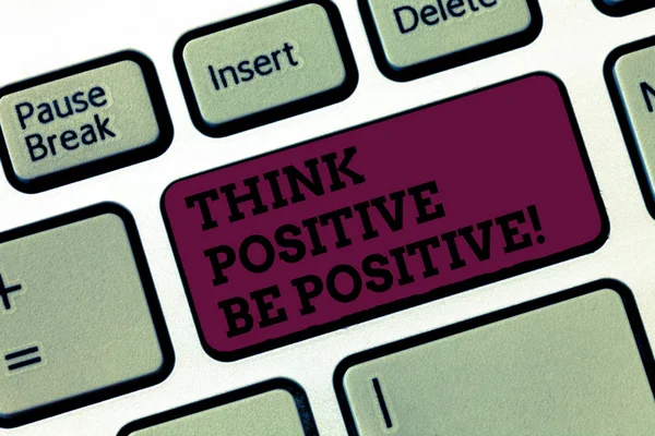 Ecriture conceptuelle montrant Think Positive Be Positive. Texte de la photo d'affaires Toujours avoir une attitude de motivation positivisme Clavier Intention de créer un message informatique idée de clavier . — Photo