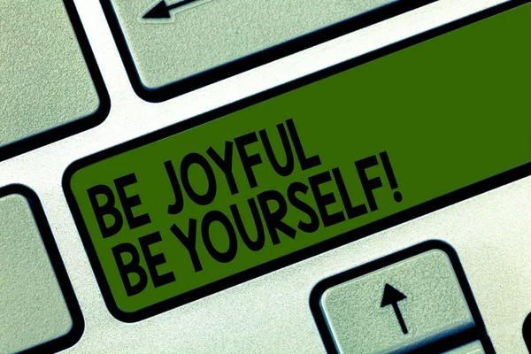 Escrevendo uma nota mostrando Be Joyful Be Yourself. Apresentação de fotos de negócios Desfrute da felicidade da vida sorrindo sempre alegre Teclado Intenção de criar mensagem de computador pressionando a ideia do teclado . — Fotografia de Stock