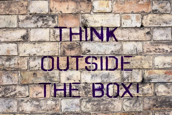 Texte manuscrit Think Outside The Box. Signification du concept Être unique idées différentes apporter remue-méninges . — Photo