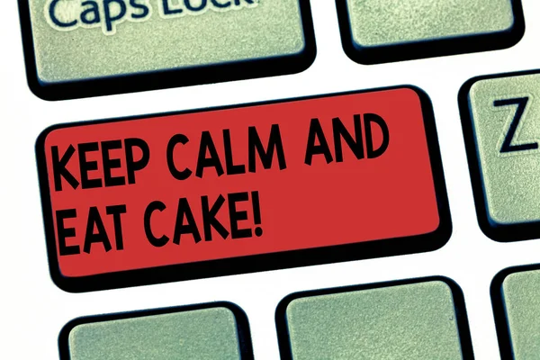 Написання Примітка показ зберігати спокій і з'їсти торт. Бізнесі фото демонстрації Relax і насолоджуватися їжею солодкої їжі десерт клавіша намір створити повідомлення комп'ютер, натиснувши клавіатурі ідея. — стокове фото