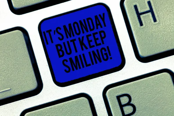 Текст от руки С понедельника, но продолжайте улыбаться. Понятие смысл Иметь хорошее начало недели день мотивации Клавиатура Намерение создать компьютерное сообщение, нажав на идею клавиатуры . — стоковое фото