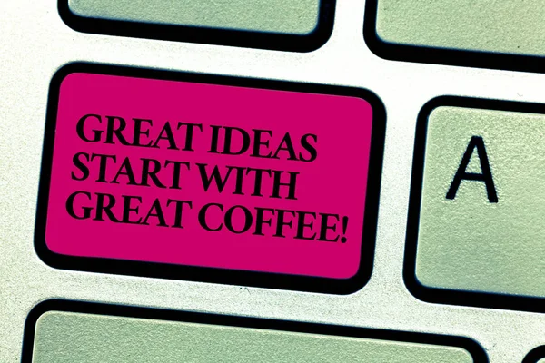 Texto de la palabra Great Ideas Start With Great Coffee. Concepto de negocio para Tener una bebida caliente para inspirarse Teclado clave Intención de crear mensaje de computadora presionando el teclado idea . — Foto de Stock