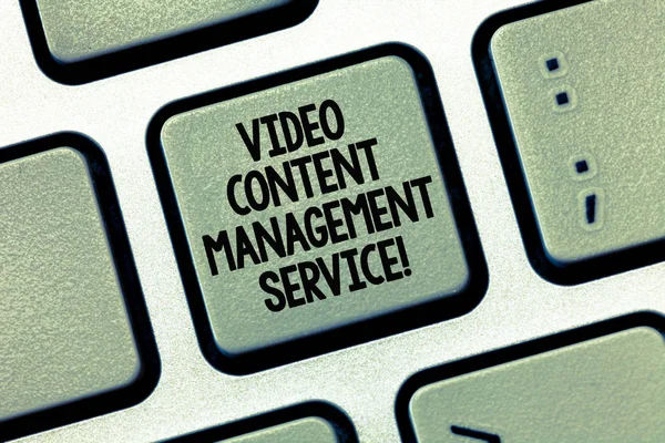 Zápis poznámky zobrazuje Video Content Management Service. Obchodní fotografie představí Marketing reklamní strategie optimalizace klávesnice záměr vytvořit počítač zprávy klávesnici idea. — Stock fotografie