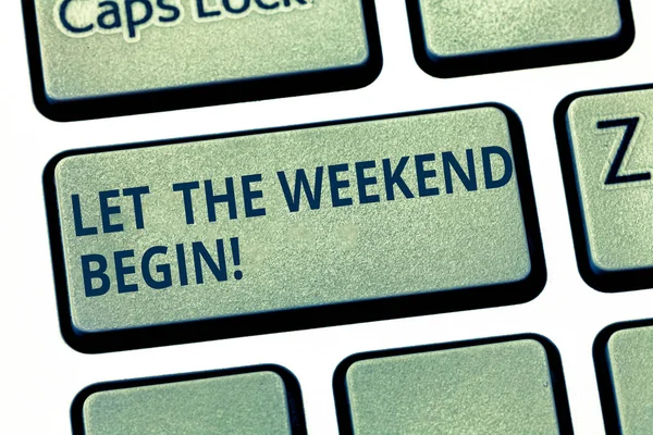 Tekst teken weergegeven: laat het Weekend beginnen. Conceptuele foto begin van het einde van de week worden vrolijke genieten van toets op het toetsenbord te willen maken van computer bericht op idee van het toetsenbord te drukken. — Stockfoto