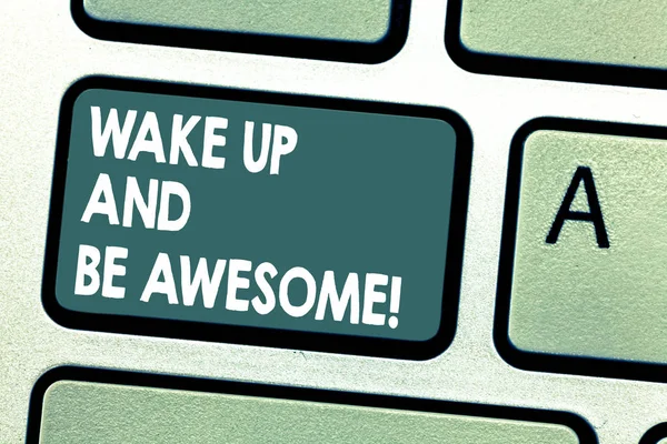 Écriture conceptuelle montrant Wake Up And Be Awesome. Photo d'affaires montrant Rise up and Shine Démarrer la journée Clavier droit et lumineux Intention de créer une idée de message informatique . — Photo