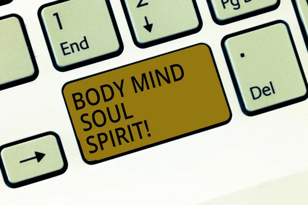 Escrevendo uma nota mostrando Body Mind Soul Spirit. Foto de negócios mostrando um estilo de vida saudável equilíbrio emocional Sentimentos espirituais Teclado Intenção de criar ideia de teclado de mensagem de computador . — Fotografia de Stock