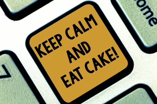 Текстовий знак, що показує Тримайте спокій і їжте торт. Концептуальна фотографія Розслабтеся і насолоджуйтеся їжею солодкого десерту Клавіатура клавіатури Намір створити комп'ютерне повідомлення, що натискає ідею клавіатури . — стокове фото