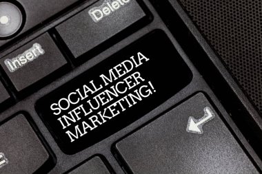 Sosyal medya etki unsuru pazarlama yazma el yazısı metin. Blogger online modern reklam klavye anlam kavramı tuşuna basarak tuş takımı fikir bilgisayar ileti oluşturmak için niyet.