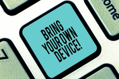 Word metin yazma kendi aygıt getir. Demonstratingal bilgisayar dizüstü smartphone klavye tuşuna basarak tuş takımı fikir bilgisayar ileti oluşturmak için niyeti ile gelmek için iş kavramı.