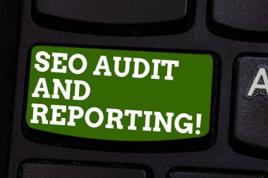 SEO Denetim ve raporlama gösterilen Not yazma. Arama motoru optimizasyonu İnceleme geribildirim klavye tuşuna basarak tuş takımı fikir bilgisayar ileti oluşturmak için niyet vitrine iş fotoğraf.