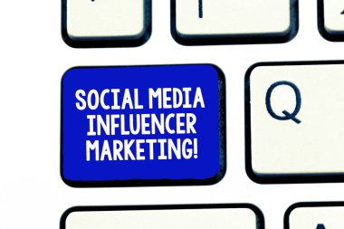 Kavramsal el sosyal medya etki unsuru pazarlama gösterilen yazma. Blogger online modern reklam klavye bilgisayar ileti tuş takımı fikir oluşturmak için niyet vitrine iş fotoğraf.