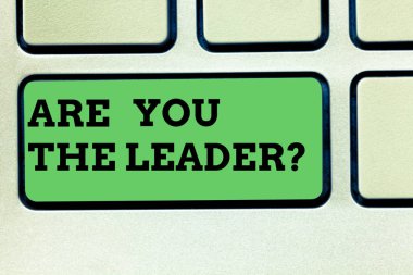 Are sen Leaderquestion gösterilen Not yazma. Liderlik şirket klavye tuşuna basarak tuş takımı fikir bilgisayar ileti oluşturmak için niyet dikkat çekici gösteren vitrine iş fotoğraf.