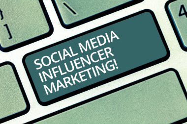 Sosyal medya etki unsuru pazarlama yazma el yazısı metin. Blogger online modern reklam klavye anlam kavramı tuşuna basarak tuş takımı fikir bilgisayar ileti oluşturmak için niyet.