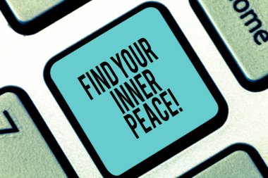 Metin yazma Your iç barış bulmak kelime. İş kavramı yaşam pozitivizm meditasyon klavye tuşuna basarak tuş takımı fikir bilgisayar ileti oluşturmak için niyet huzurlu tarzı için.