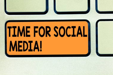 Kavramsal el zaman için sosyal medya gösterilen yazma. Konular haber ve film klavye tuşu bilgisayar ileti fikir oluşturmak için niyet tartışmaya yeni arkadaşlar toplantı vitrine iş fotoğraf.