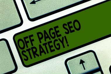 Off Page Seo strateji gösterilen Not yazma. Arama motoru optimizasyonu stratejileri Web sitesi klavye tuşuna basarak tuş takımı fikir bilgisayar ileti oluşturmak için niyet vitrine iş fotoğraf.