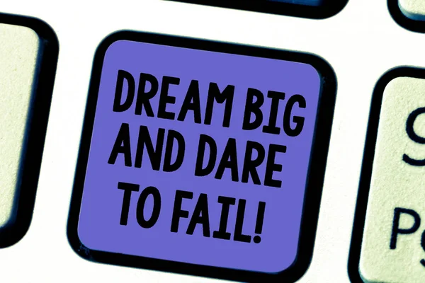 Handgeschreven tekst Dream Big en Dare To Fail. Begrip betekenis van motivatie inspiratie bereiden om fouten toets op het toetsenbord te willen maken van computer bericht op idee van het toetsenbord te drukken. — Stockfoto