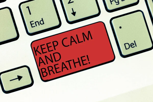 Пишу записку, показывающую "Сохраняй спокойствие и дыхание". Сделайте перерыв, чтобы преодолеть повседневные трудности Намерение клавиатуры для создания идеи клавиатуры компьютерных сообщений . — стоковое фото