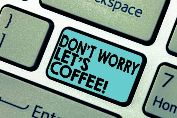 Segno di testo che mostra Don't Worry Let S Is Coffee. Foto concettuale Una bevanda calda ti fa sempre essere ispirato Tasto della tastiera Intenzione di creare un messaggio del computer premendo l'idea della tastiera . — Foto Stock