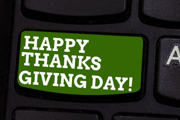 Пишу записку, показывающую Счастливый День Благодарения. Деловая фотовыставка Празднование праздника благодарности Клавишная клавиша Намерение создать компьютерное сообщение нажатием клавиатуры идея . — стоковое фото