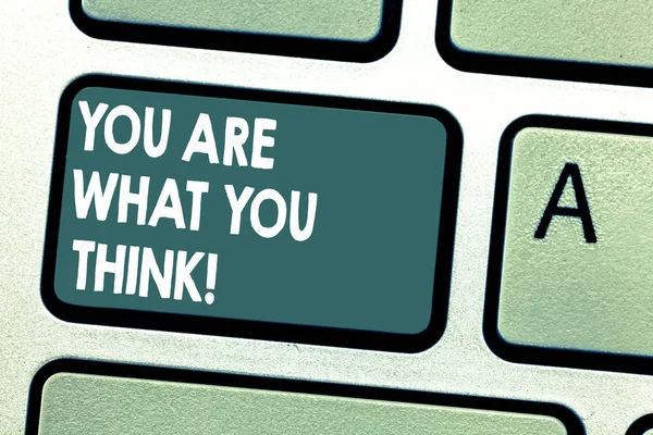 Концептуальный почерк, показывающий You Are What You Think. Ваше мнение о себе - это то, что вы проецируете на других Клавиатурные клавиши Намерение создать идею компьютерного сообщения . — стоковое фото