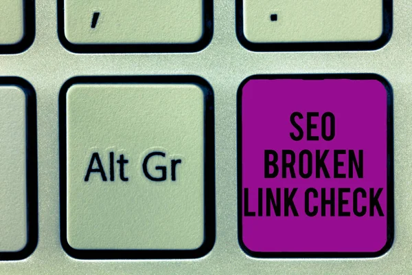 Escribiendo nota mostrando Seo Broken Link Check. Muestra de fotos de negocios Error de optimización del motor de búsqueda en enlaces a sitios web Teclado clave Intención de crear una idea de mensaje de computadora . —  Fotos de Stock