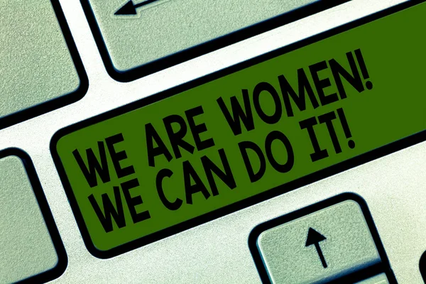 Escribiendo una nota que muestra que somos mujeres que podemos hacerlo. Foto de negocios mostrando Poder femenino Empoderamiento femenino Líder woanalysis Teclado clave Intención de crear mensaje de computadora presionando el teclado idea . — Foto de Stock