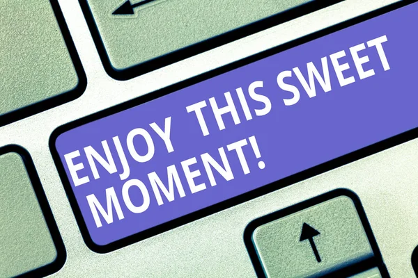 Text tecken visar njuta av This Sweet Moment. Konceptuella foto uppmuntra någon att älska hans liv tidslinje tangent avsikt att skapa dator meddelande genom att trycka på knappsatsen idé. — Stockfoto