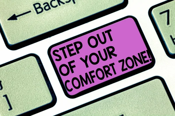 Escrita conceitual mostrando Step Out Of Your Comfort Zone. Exibição de fotos de negócios Faça coisas diferentes deixe a chave de teclado de rotina Intenção de criar uma ideia de mensagem de computador . — Fotografia de Stock
