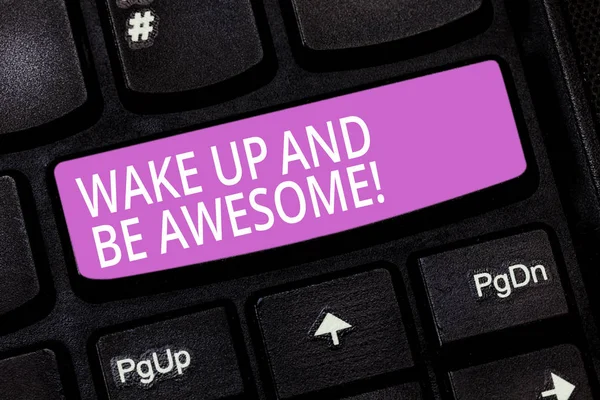 Текст знака показ Wake Up і бути Awesome. Концептуальні фото піднятися і блиск почати день прямо і Bright клавіатури клавішу намір створити повідомлення комп'ютер, натиснувши клавіатурі ідея. — стокове фото