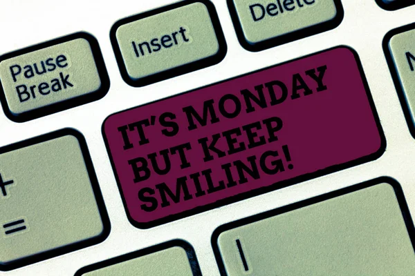Концептуальный почерк, показывающий его с понедельника, но продолжайте улыбаться. Иметь хорошее начало недели день мотивации Клавиатура Намерение создать идею клавиатуры сообщения компьютера . — стоковое фото