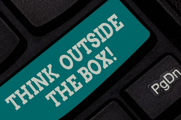 Escribiendo una nota que muestra Think Outside The Box. Exhibición de fotos de negocios Ser diferentes ideas únicas traer lluvia de ideas Teclado clave Intención de crear mensaje de computadora presionando la idea del teclado . — Foto de Stock