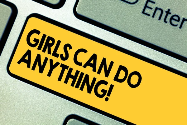 Palabra escribiendo texto Las niñas pueden hacer cualquier cosa. Concepto de negocio para mujeres poder liderazgo de empoderamiento femenino Teclado clave Intención de crear mensaje de computadora presionando el teclado idea . — Foto de Stock