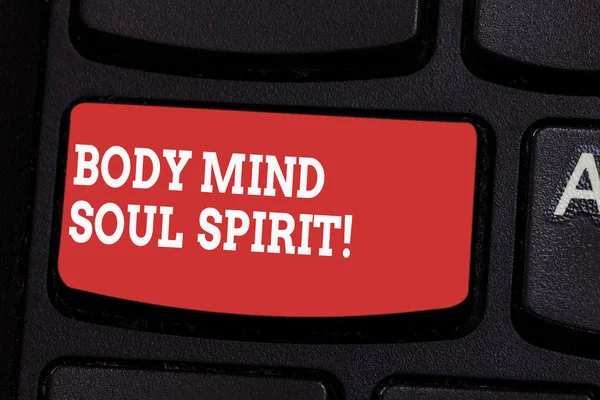 Texto para escrita de palavras Body Mind Soul Spirit. Conceito de negócio para um estilo de vida saudável equilíbrio emocional Sentimentos espirituais Teclado chave Intenção de criar mensagem de computador pressionando a ideia do teclado . — Fotografia de Stock