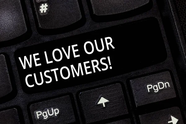 텍스트 우리 사랑 우리의 고객을 쓰는 단어. 고객 좋은 고객 서비스 키보드 키 누르면 키패드 아이디어 컴퓨터 메시지를 만들려고 의도 대 한 감사에 대 한 비즈니스 개념. — 스톡 사진