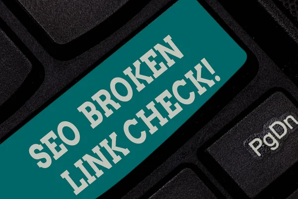 Nota de escrita mostrando Seo Broken Link Check. Foto de negócios mostrando erro de otimização do motor de busca em links do site Teclado chave Intenção de criar mensagem de computador pressionando ideia teclado . — Fotografia de Stock