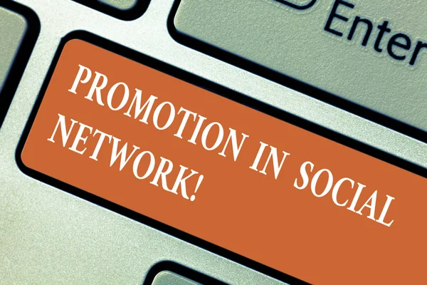 Nota di scrittura che mostra la promozione nei social network. Business photo showcase Internet marketing online strategie pubblicitarie Tastiera chiave Intenzione di creare messaggio del computer premendo idea tastiera . — Foto Stock